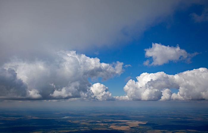 Кучевые облака, вид с воздуха.